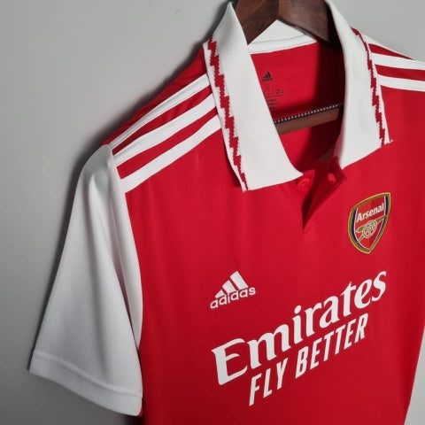 Camisa Arsenal Home I 2022/23 Adidas Retrô Masculina vermelha com detalhes clássicos e escudo aplicado.