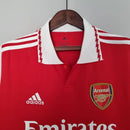 Camisa Arsenal Home I 2022/23 Adidas Retrô Masculina vermelha com detalhes clássicos e escudo aplicado.