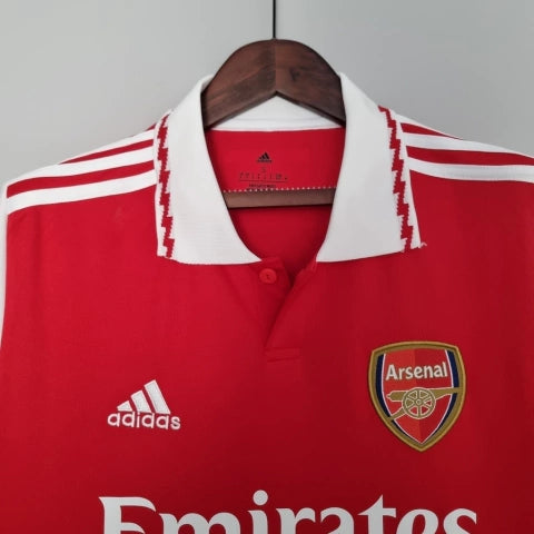 Camisa Arsenal Home I 2022/23 Adidas Retrô Masculina vermelha com detalhes clássicos e escudo aplicado.