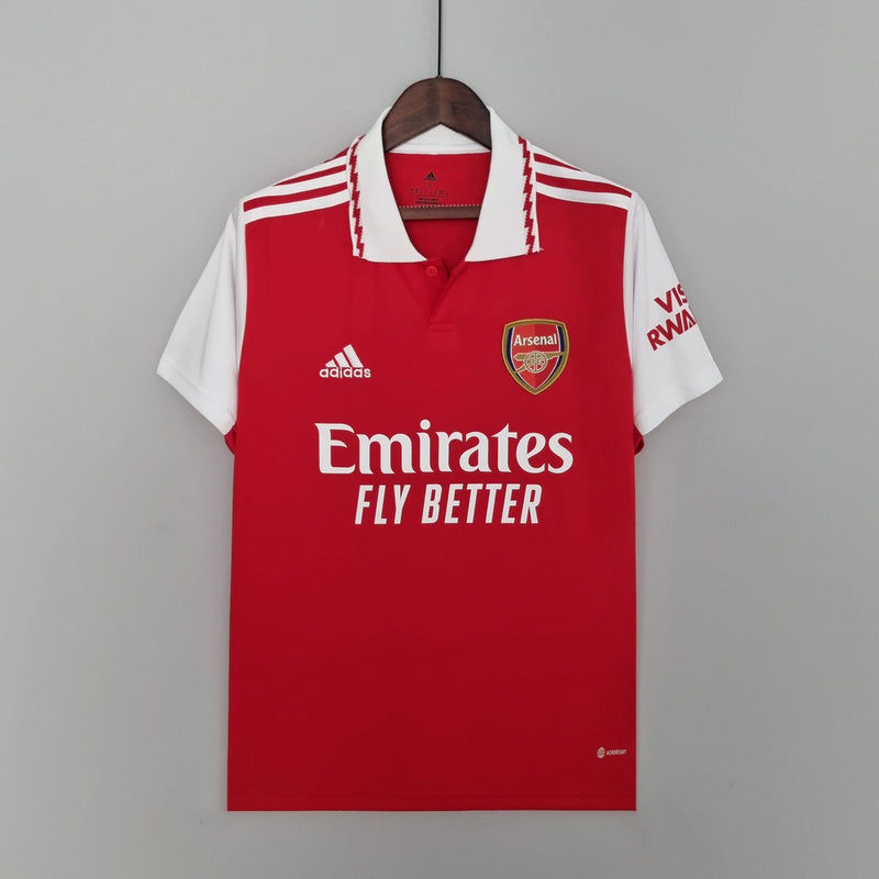 Camisa Arsenal Home I 2022/23 Adidas Retrô Masculina vermelha com detalhes clássicos e escudo aplicado.