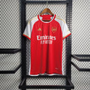 Camisa Arsenal Home I 2023/24 Adidas Torcedor Masculina vermelha com detalhes brancos, escudo aplicado e tecido leve com tecnologia AEROREADY.