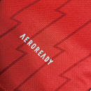 Camisa Arsenal Home I 2023/24 Adidas Torcedor Masculina vermelha com detalhes brancos, escudo aplicado e tecido leve com tecnologia AEROREADY.