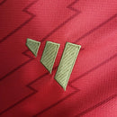 Camisa Arsenal Home I 2023/24 Adidas Torcedor Masculina vermelha com detalhes brancos, escudo aplicado e tecido leve com tecnologia AEROREADY.