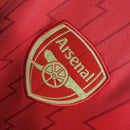 Camisa Arsenal Home I 2023/24 Adidas Torcedor Masculina vermelha com detalhes brancos, escudo aplicado e tecido leve com tecnologia AEROREADY.