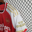 Camisa Arsenal Home I 2023/24 Adidas Torcedor Masculina vermelha com detalhes brancos, escudo aplicado e tecido leve com tecnologia AEROREADY.