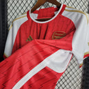 Camisa Arsenal Home I 2023/24 Adidas Torcedor Masculina vermelha com detalhes brancos, escudo aplicado e tecido leve com tecnologia AEROREADY.
