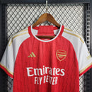 Camisa Arsenal Home I 2023/24 Adidas Torcedor Masculina vermelha com detalhes brancos, escudo aplicado e tecido leve com tecnologia AEROREADY.