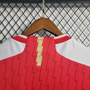 Camisa Arsenal Home I 2023/24 Adidas Torcedor Masculina vermelha com detalhes brancos, escudo aplicado e tecido leve com tecnologia AEROREADY.