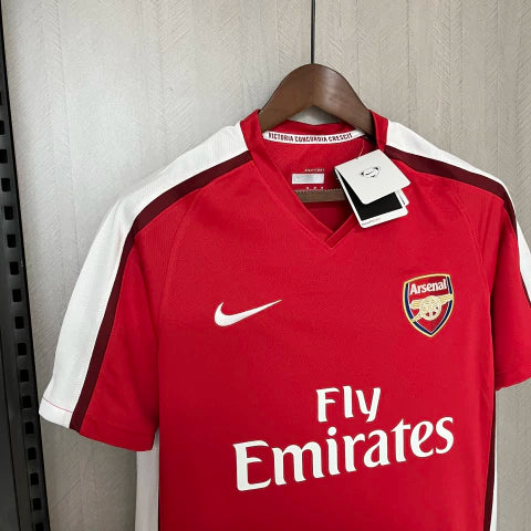 Camisa Arsenal Home I 2008/09 Nike Retrô Masculina vermelha com mangas brancas, escudo bordado e gola redonda clássica.