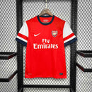 Camisa Arsenal Home I 2012/13 Nike Retrô Masculina vermelha com mangas azuis e gola branca, disponível na Wazemix.