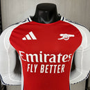 Camisa Arsenal Home I 2024/25 Adidas Jogador Masculina Manga Longa vermelha com mangas brancas, escudo do Arsenal e logo Adidas.