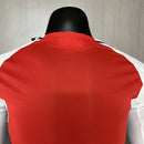 Camisa Arsenal Home I 2024/25 Adidas Jogador Masculina Manga Longa vermelha com mangas brancas, escudo do Arsenal e logo Adidas.