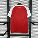 Camisa Arsenal Home I 2025/26 Adidas Torcedor Masculina vermelha com detalhes brancos e dourados, escudo bordado e tecnologia AEROREADY.