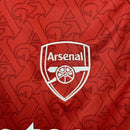 Camisa Arsenal Home I 2025/26 Adidas Torcedor Masculina vermelha com detalhes brancos e dourados, escudo bordado e tecnologia AEROREADY.