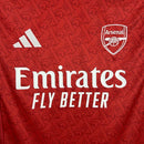 Camisa Arsenal Home I 2025/26 Adidas Torcedor Masculina vermelha com detalhes brancos e dourados, escudo bordado e tecnologia AEROREADY.