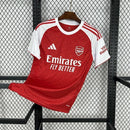 Camisa Arsenal Home I 2025/26 Adidas Torcedor Masculina vermelha com detalhes brancos e dourados, escudo bordado e tecnologia AEROREADY.
