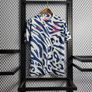 Camisa Arsenal Pré-Jogo Edição Especial 2022/23 Adidas Torcedor Masculina branca e azul com estampa exclusiva e tecido leve AEROREADY.