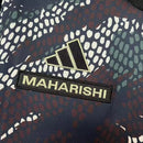 Camisa Arsenal Pré-Jogo Maharishi 2023/24 Adidas Torcedor Masculina verde com detalhes discretos, escudo do Arsenal e logo Adidas.