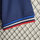 Camisa Arsenal The France Pack 2023/24 Adidas Torcedor Masculina azul com detalhes vermelhos e brancos, escudo aplicado e tecido leve AEROREADY.