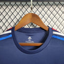 Camisa Arsenal The France Pack 2023/24 Adidas Torcedor Masculina azul com detalhes vermelhos e brancos, escudo aplicado e tecido leve AEROREADY.