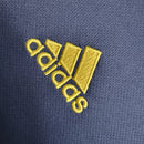 Camisa Arsenal The France Pack 2023/24 Adidas Torcedor Masculina azul com detalhes vermelhos e brancos, escudo aplicado e tecido leve AEROREADY.