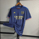 Camisa Arsenal The France Pack 2023/24 Adidas Torcedor Masculina azul com detalhes vermelhos e brancos, escudo aplicado e tecido leve AEROREADY.