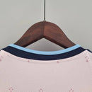 Camisa Arsenal Third III 2022/23 Adidas Torcedor Masculina rosa com detalhes esportivos e escudo aplicado.