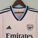 Camisa Arsenal Third III 2022/23 Adidas Torcedor Masculina rosa com detalhes esportivos e escudo aplicado.