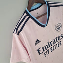 Camisa Arsenal Third III 2022/23 Adidas Torcedor Masculina rosa com detalhes esportivos e escudo aplicado.