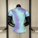 Camisa Arsenal Third III 2024/25 Adidas Jogador Masculina azul com detalhes vermelhos e brancos, escudo do Arsenal e logo Adidas.