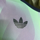 Camisa Arsenal Third III 2024/25 Adidas Jogador Masculina azul com detalhes vermelhos e brancos, escudo do Arsenal e logo Adidas.