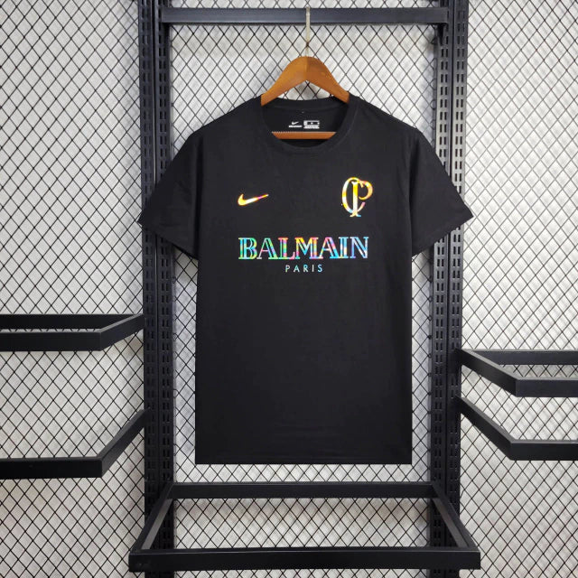 Camisa preta masculina Balmain Paris Nike Corinthians edição especial 2024 pendurada em arara metálica