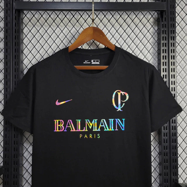 Camisa preta masculina Balmain Paris Nike Corinthians edição especial 2024 pendurada em arara metálica