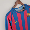 Camisa Barcelona 2005/06 manga longa retrô masculina inspirada em Ronaldinho R10 com listras azul e grená e design clássico