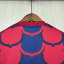 Camisa Barcelona Pré-Jogo 2024/25 Nike Torcedor Masculina azul e grená – modelo de aquecimento do Barça.