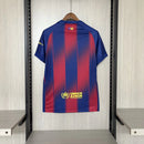 Camisa Barcelona Home I 2025/26 Nike Torcedor Masculina azul com detalhes em grená, escudo aplicado e tecido leve para conforto.