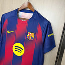 Camisa Barcelona Home I 2025/26 Nike Torcedor Masculina azul com detalhes em grená, escudo aplicado e tecido leve para conforto.