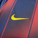 Camisa Barcelona Home I 2025/26 Nike Torcedor Masculina azul com detalhes em grená, escudo aplicado e tecido leve para conforto.