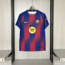 Camisa Barcelona Home I 2025/26 Nike Torcedor Masculina azul com detalhes em grená, escudo aplicado e tecido leve para conforto.