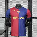 Camisa Barcelona Travis Scott 2024/25 Nike Jogador Masculina azul com design especial, escudo aplicado e tecnologia avançada para performance.