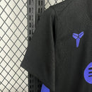 Camisa Barcelona Treino Nike x Kobe Bryant 2025/26 Nike Torcedor Masculina preta, uniforme treino, camiseta futebol Barcelona 2025/26, modelo torcedor