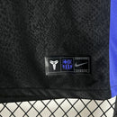 Camisa Barcelona Treino Nike x Kobe Bryant 2025/26 Nike Torcedor Masculina preta, uniforme treino, camiseta futebol Barcelona 2025/26, modelo torcedor