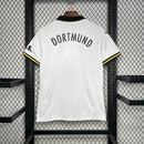 Camisa Borussia Dortmund Third III 2024/25 Puma Torcedor Masculina branca com escudo bordado e detalhes em preto e amarelo