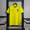 "Camisa Brasil Home I 2022/23 Nike Torcedor Masculina amarela com escudo bordado e detalhes em verde
