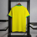 "Camisa Brasil Home I 2022/23 Nike Torcedor Masculina amarela com escudo bordado e detalhes em verde