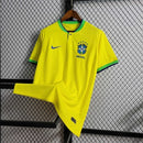 "Camisa Brasil Home I 2022/23 Nike Torcedor Masculina amarela com escudo bordado e detalhes em verde