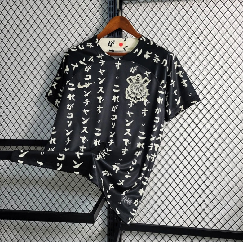 Camisa Corinthians 2023/24 edição especial Nike Torcedor masculina preta com estampa japonesa em branco e escudo bordado do clube no peito 