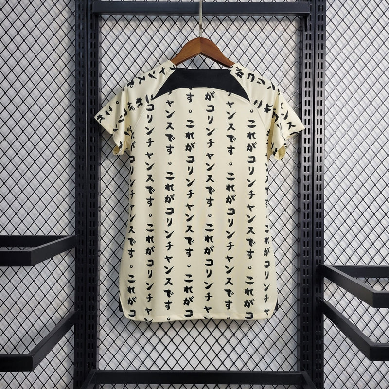 Camisa Corinthians 2022/23 edição especial feminina Nike bege - modelo torcedora com escudo do Corinthians em destaque e design exclusivo para mulheres