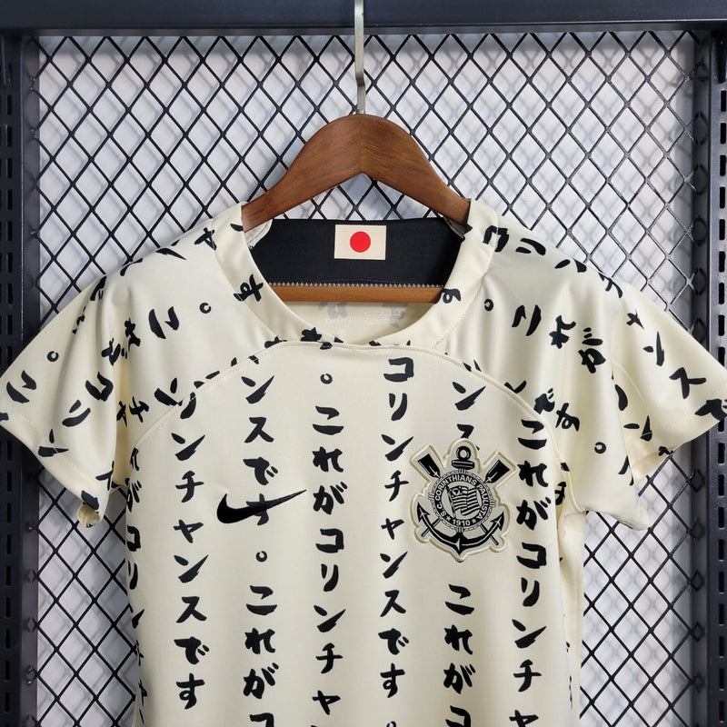 Camisa Corinthians 2022/23 edição especial feminina Nike bege - modelo torcedora com escudo do Corinthians em destaque e design exclusivo para mulheres