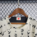 Camisa Corinthians 2022/23 edição especial feminina Nike bege - modelo torcedora com escudo do Corinthians em destaque e design exclusivo para mulheres